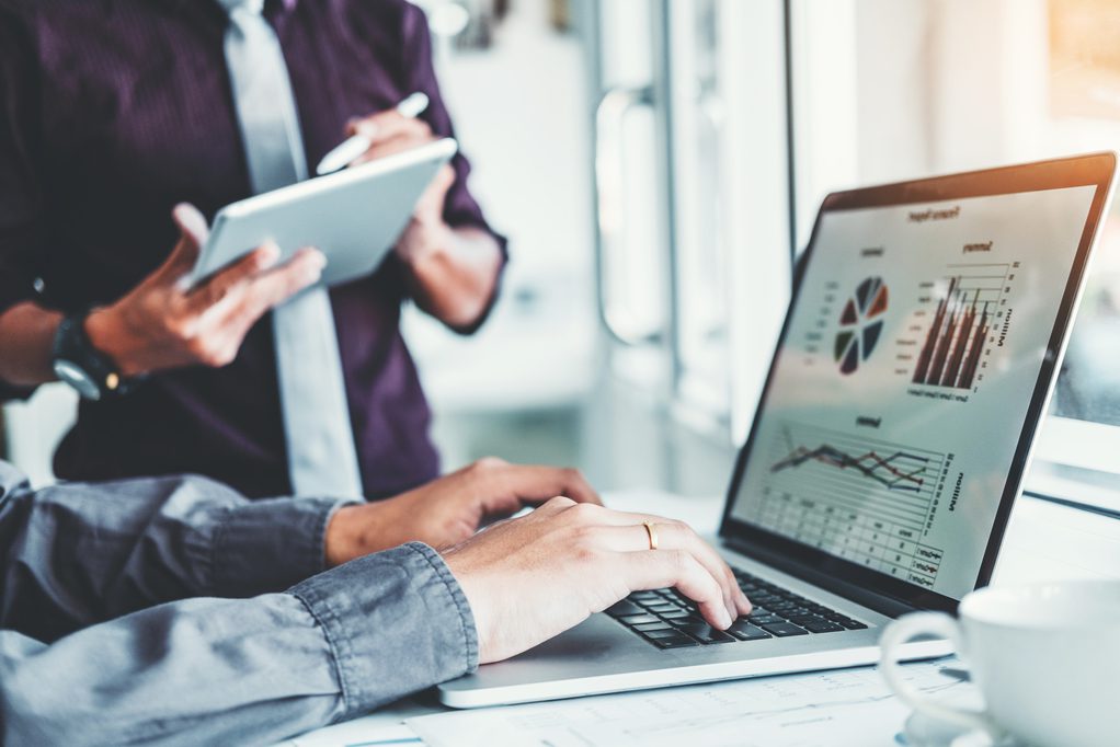 Marketer analyzing lead generation data and optimizing campaigns for leads.